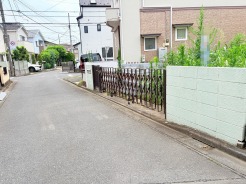戸建てが立ち並ぶ静かな住宅街。四季折々の移り変わりを感じながら自然と楽しみ、暮らす、そんな毎日を日々の中で感じられる住環境