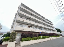 都市の利便性を享受しながらも、静かな環境で心穏やかに暮らせる落ち着いた住環境が整っています