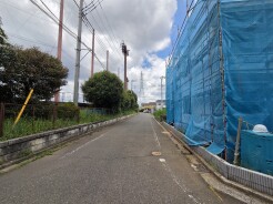 6m幅員の道路に面しておりお車の運転が苦手な方でも安心して出入りいただけます。
