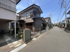 6m幅員の道路に面しておりお車の運転が苦手な方でも安心して出入りいただけます。