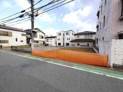 戸建てが立ち並ぶ静かな住宅街。四季折々の移り変わりを感じながら自然と楽しみ、暮らす、そんな毎日を日々の中で感じられる住環境