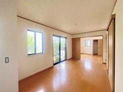 家族や友人、両親、親戚とこれから沢山の時間を紡ぐのだろう。そこを彩るのは窓から見える青い空、心地よい緑。そんなイメージが膨らむリビングスペース。