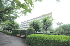 広めのバルコニーは風通しも良くお洗濯物もしっかりと干すことができます!