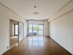 家族や友人、両親、親戚とこれから沢山の時間を紡ぐのだろう。そこを彩るのは窓から見える青い空、心地よい緑。そんなイメージが膨らむリビングスペース。