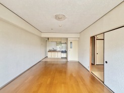 家族団欒のリビング。陽光差し込む食卓には家族の会話とスマイルが溢れます。いつまでもここで食卓を囲みたくなる、そう感じさせてくれるスペース。