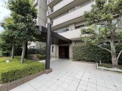 端正に手入れされた植栽が、日々の暮らしに穏やかな潤いと安らぎをもたらす空間です
