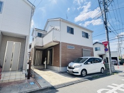 セカンドカーや来客時にも便利なカースペース2台分ございます。