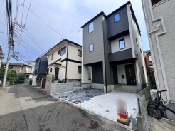 戸建てが立ち並ぶ静かな住宅街。四季折々の移り変わりを感じながら自然と楽しみ、暮らす、そんな毎日を日々の中で感じられる住環境