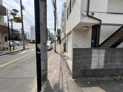 前面道路は広さがございます。