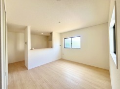 1号棟 家族の集うリビングには色々な方向から光が差し込む設計に。家族のコミュニケーションが弾むスポットだから明るい雰囲気であってほしい。