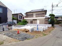 戸建てが立ち並ぶ静かな住宅街。四季折々の移り変わりを感じながら自然と楽しみ、暮らす、そんな毎日を日々の中で感じられる住環境