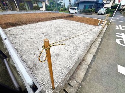 前面道路は広く、駐車がしやすいです。駐車スペース3台分ございます。