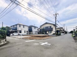 6mと4m幅員の道路の角地に面しておりお車の運転が苦手な方でも安心して出入りいただけます。