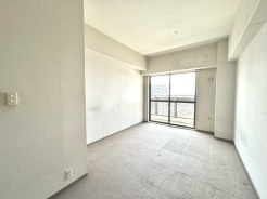 どんな家具にでも相性が良い清潔感ある白色調のクロスを採用。主張しすぎない配色、耐久性にも優れた床材は日々のメンテナンスも楽に、快適に過ごして頂けるよう考えられています。