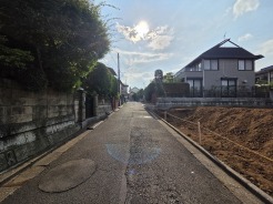 戸建てが立ち並ぶ静かな住宅街。四季折々の移り変わりを感じながら自然と楽しみ、暮らす、そんな毎日を日々の中で感じられる住環境