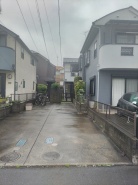 通りから入ったプライベート空間で落ち着いた雰囲気でお住いになる。敷地部分でお子様の遊ぶスペースや駐車スペースに活用できます。