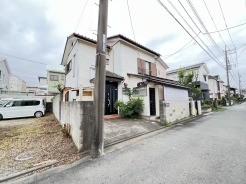 戸建てが立ち並ぶ静かな住宅街。四季折々の移り変わりを感じながら自然と楽しみ、暮らす、そんな毎日を日々の中で感じられる住環境