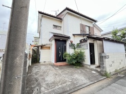 静かな街並みに溶け込む、落ち着いた佇まいの外観です。日々の生活を穏やかに迎えてくれる住まいです