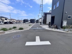 1号地 4.2m幅員の道路に面しておりお車の運転が苦手な方でも安心して出入りいただけます。