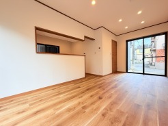 家族が一番集まる場所だから広々としつつも素敵な空間であって欲しい。皆がくつろぐリビングからキッチンまでが一つに繋がる空間。