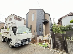 戸建てが立ち並ぶ静かな住宅街。四季折々の移り変わりを感じながら自然と楽しみ、暮らす、そんな毎日を日々の中で感じられる住環境