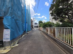 戸建てが立ち並ぶ静かな住宅街。四季折々の移り変わりを感じながら自然と楽しみ、暮らす、そんな毎日を日々の中で感じられる住環境