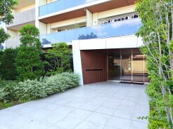 建物も植栽も、管理人さんによって綺麗に整備されております。