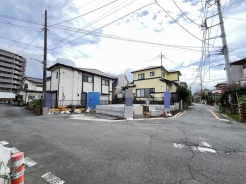 戸建てが立ち並ぶ静かな住宅街。四季折々の移り変わりを感じながら自然と楽しみ、暮らす、そんな毎日を日々の中で感じられる住環境