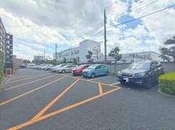 マンションの敷地内に平面駐車場あり!
