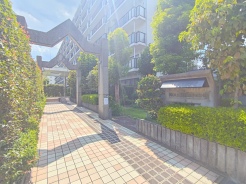 建物も植栽も、管理人さんによって綺麗に整備されております。
