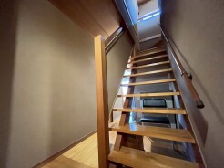 開放感のあるむき出しの階段は職人さん自らいちから作りました。