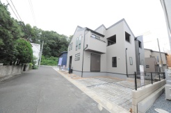 1号棟 五感で感じる、現地でしかわからない事も沢山ございます。周辺環境なども一緒にご案内いたしますのでお気軽にお問合せください。