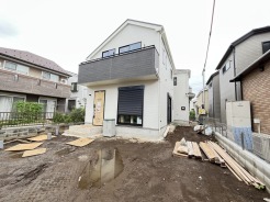 すっきりと洗練された白を基調とする外観デザインが目を引く佇まいです