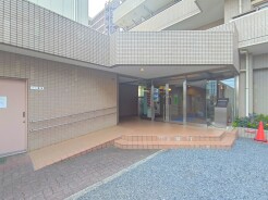 建物も植栽も、管理人さんによって綺麗に整備されております。