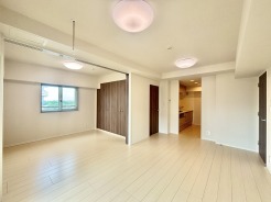 家族が一番集まる場所だから広々としつつも素敵な空間であって欲しい。皆がくつろぐリビングからキッチンまでが一つに繋がる空間。