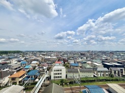 眺める風景は一日の疲れを癒すヒーリングを奏でる、心地の良い時間を演出してくれます。室内も重要ですが、周りの環境もマイホーム選びの大事なポイント(お部屋の入口からの眺め)