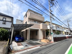 戸建てが立ち並ぶ静かな住宅街。四季折々の移り変わりを感じながら自然と楽しみ、暮らす、そんな毎日を日々の中で感じられる住環境