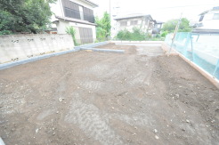 2号棟 戸建てが立ち並ぶ静かな住宅街。四季折々の移り変わりを感じながら自然と楽しみ、暮らす、そんな毎日を日々の中で感じられる住環境