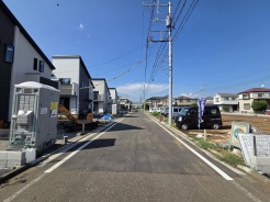 6m幅員の道路に面しておりお車の運転が苦手な方でも安心して出入りいただけます。