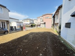 戸建てが立ち並ぶ静かな住宅街。四季折々の移り変わりを感じながら自然と楽しみ、暮らす、そんな毎日を日々の中で感じられる住環境