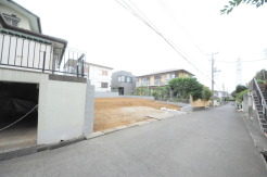 戸建てが立ち並ぶ静かな住宅街。四季折々の移り変わりを感じながら自然と楽しみ、暮らす、そんな毎日を日々の中で感じられる住環境