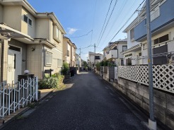 戸建てが立ち並ぶ静かな住宅街。四季折々の移り変わりを感じながら自然と楽しみ、暮らす、そんな毎日を日々の中で感じられる住環境
