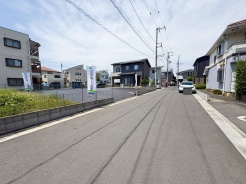 1号地 前面道路は広く、駐車がしやすいです。
