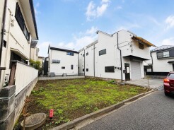 戸建てが立ち並ぶ静かな住宅街。四季折々の移り変わりを感じながら自然と楽しみ、暮らす、そんな毎日を日々の中で感じられる住環境