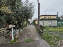 通りから入ったプライベート空間で落ち着いた雰囲気でお住いになる。敷地部分でお子様の遊ぶスペースや駐車スペースに活用できます。