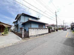 戸建てが立ち並ぶ静かな住宅街。四季折々の移り変わりを感じながら自然と楽しみ、暮らす、そんな毎日を日々の中で感じられる住環境