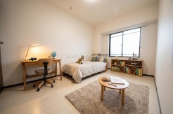 衣類の整理整頓に嬉しいクローゼット付きのお部屋。お子様のお部屋としても便利です。