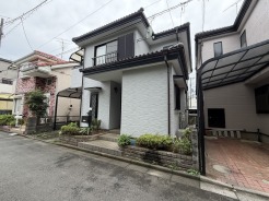戸建てが立ち並ぶ静かな住宅街。四季折々の移り変わりを感じながら自然と楽しみ、暮らす、そんな毎日を日々の中で感じられる住環境