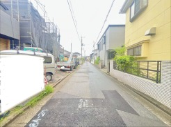 A号棟 前面道路は広く、駐車がしやすいです。駐車スペース2台分ございます。