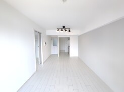 LDK9.2帖
どんな家具にでも相性が良い清潔感ある白色調のクロスを採用。主張しすぎない配色、耐久性にも優れた床材は日々のメンテナンスも楽に、快適に過ごして頂けるよう考えられています。